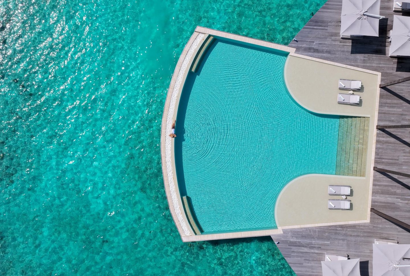 kudadoo maldives main pool