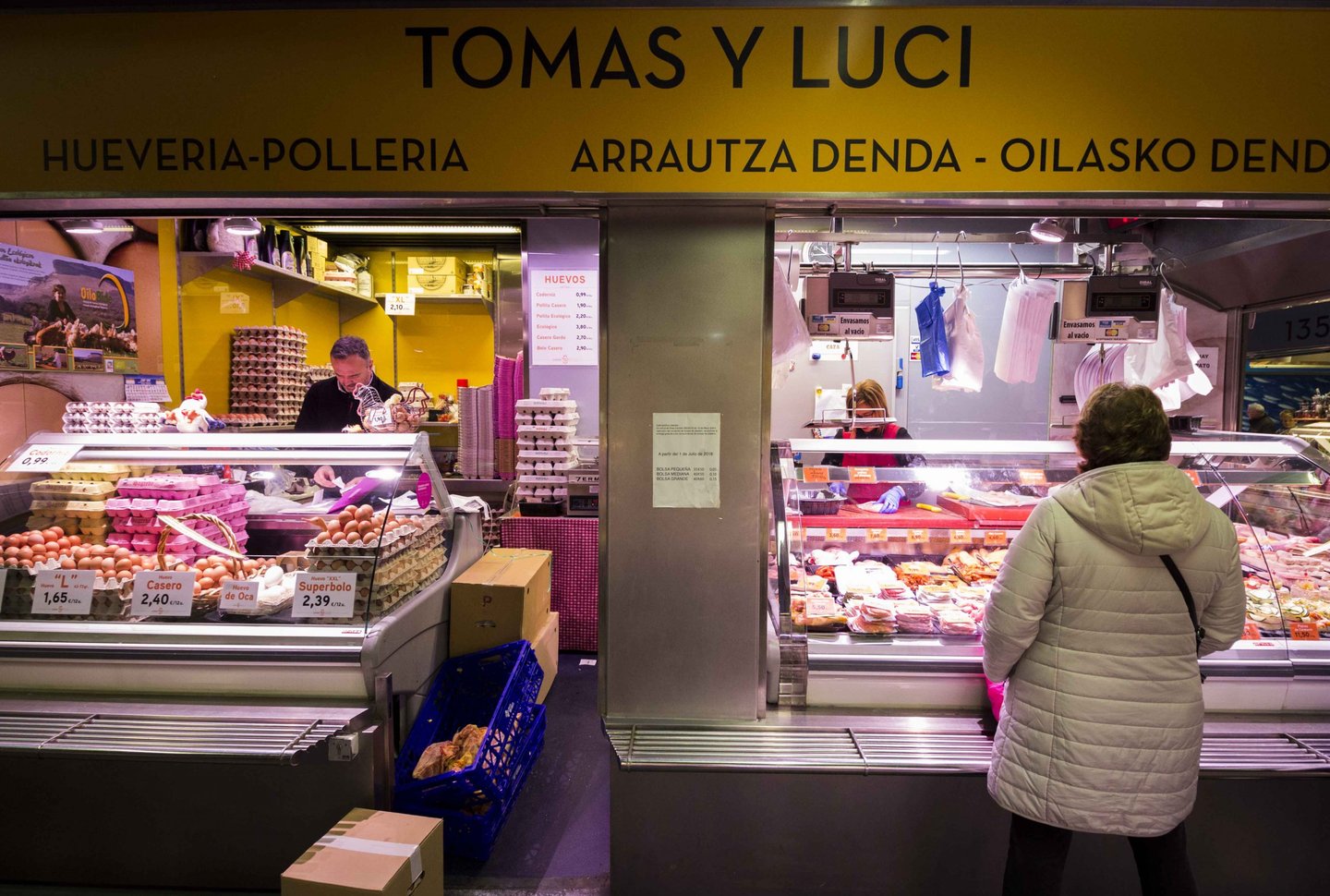 Un puesto de mercado tradicional español que vende huevos frescos y aves de corral en la tienda Toma
