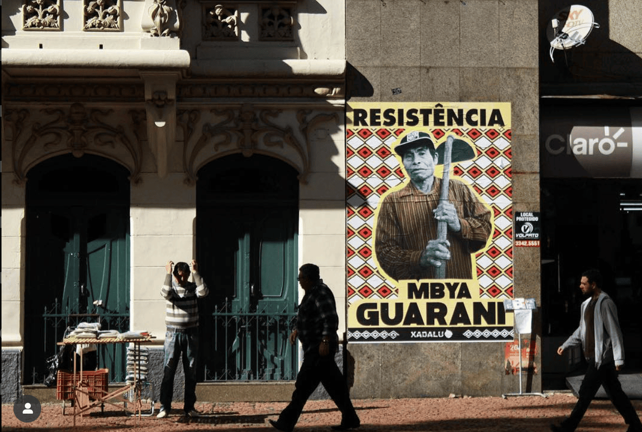 Xadalu é um artista indígena que transita com maestria entre a arte de rua e as galerias.