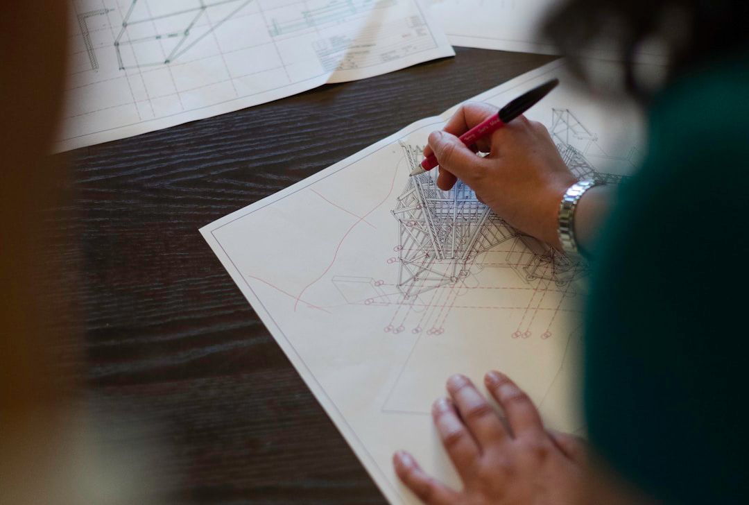 Architecte dessinant les plans de la Résidence Orée, conception d’un projet immobilier moderne