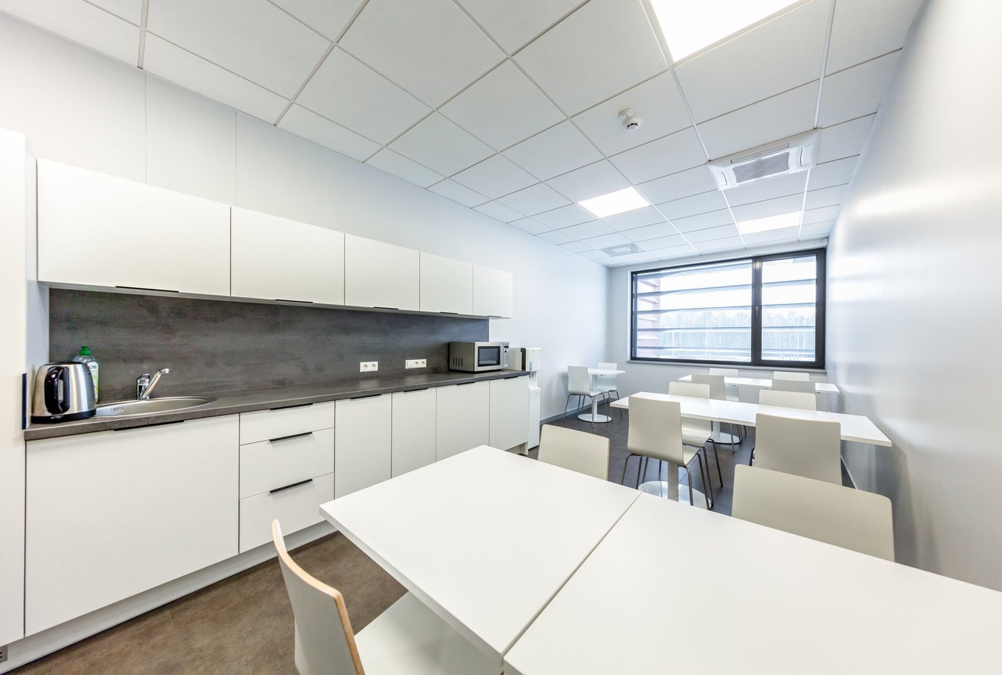 vinilo grindys biuro virtuveje