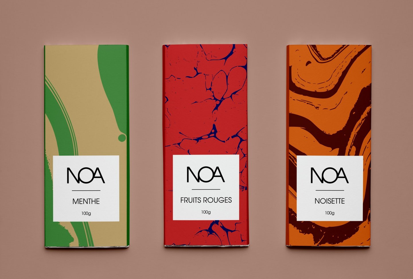 trois emballages de tablettes de chocolat gout menthe fruits rouges et noisette