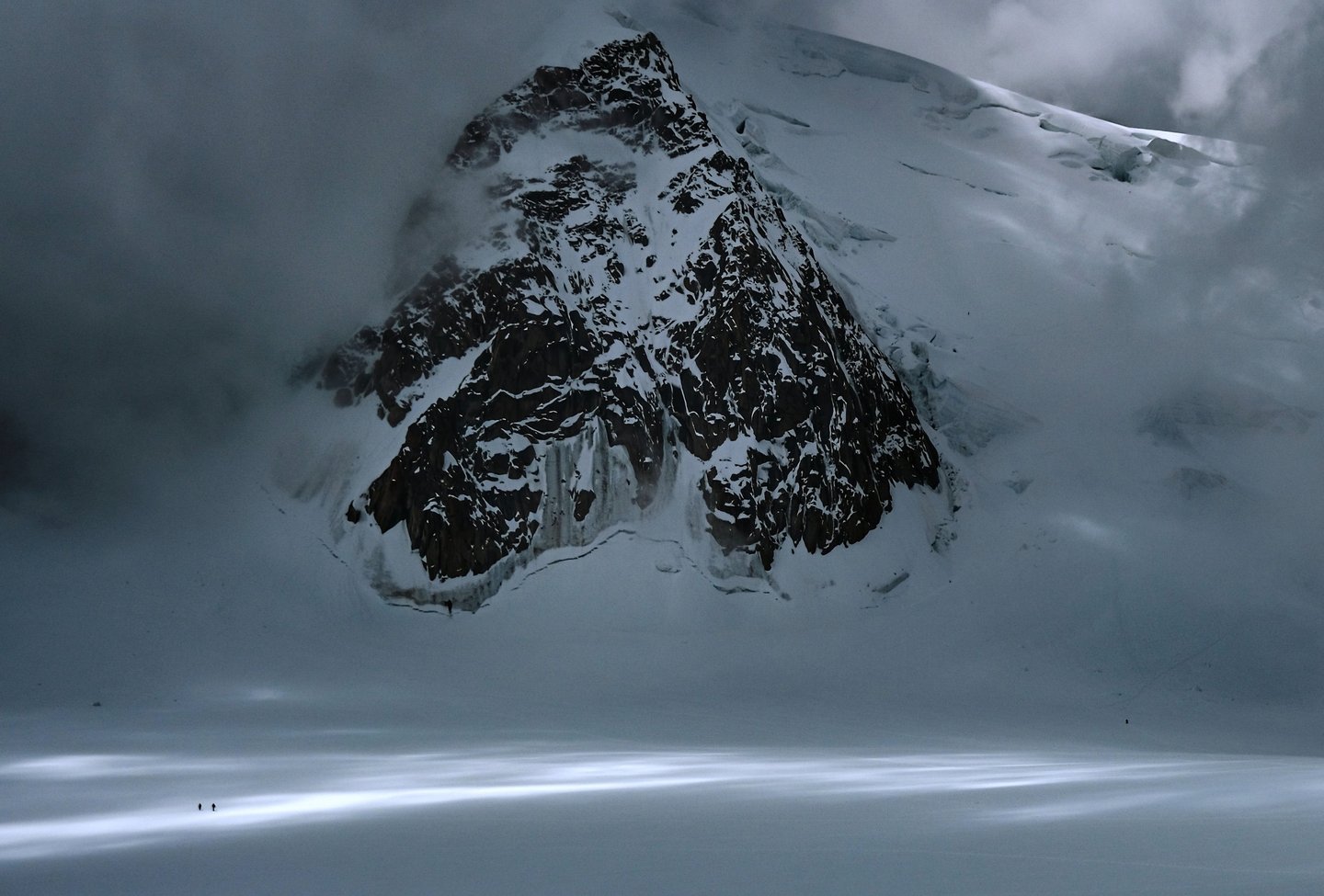 Deux randonneurs dans la Vallée Blanche (massif du Mont Blanc) profitent d'un bref rayon