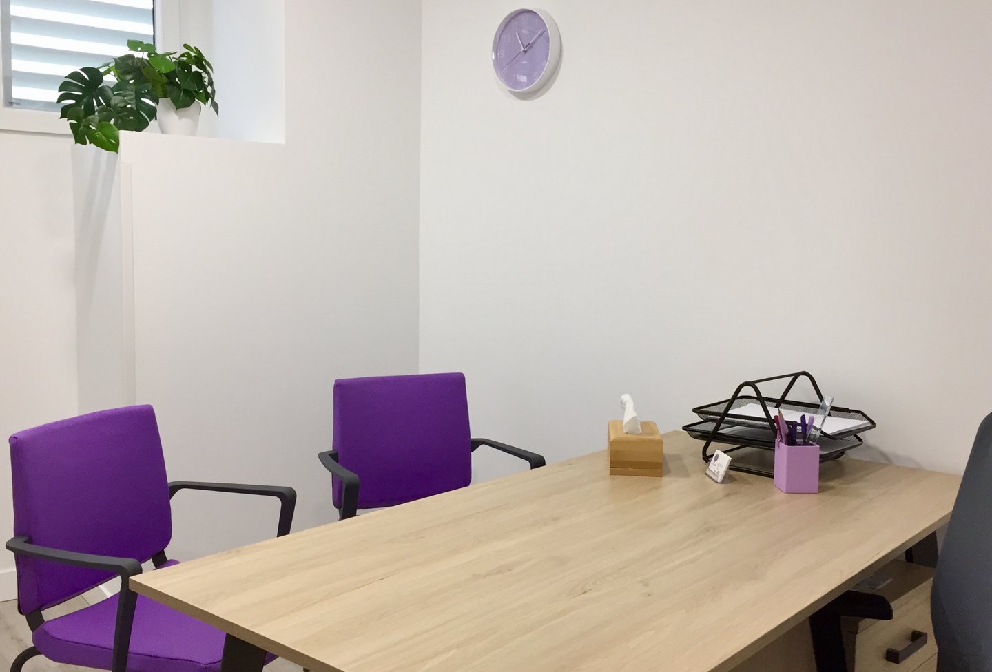 Mesa de despacho con dos sillas moradas