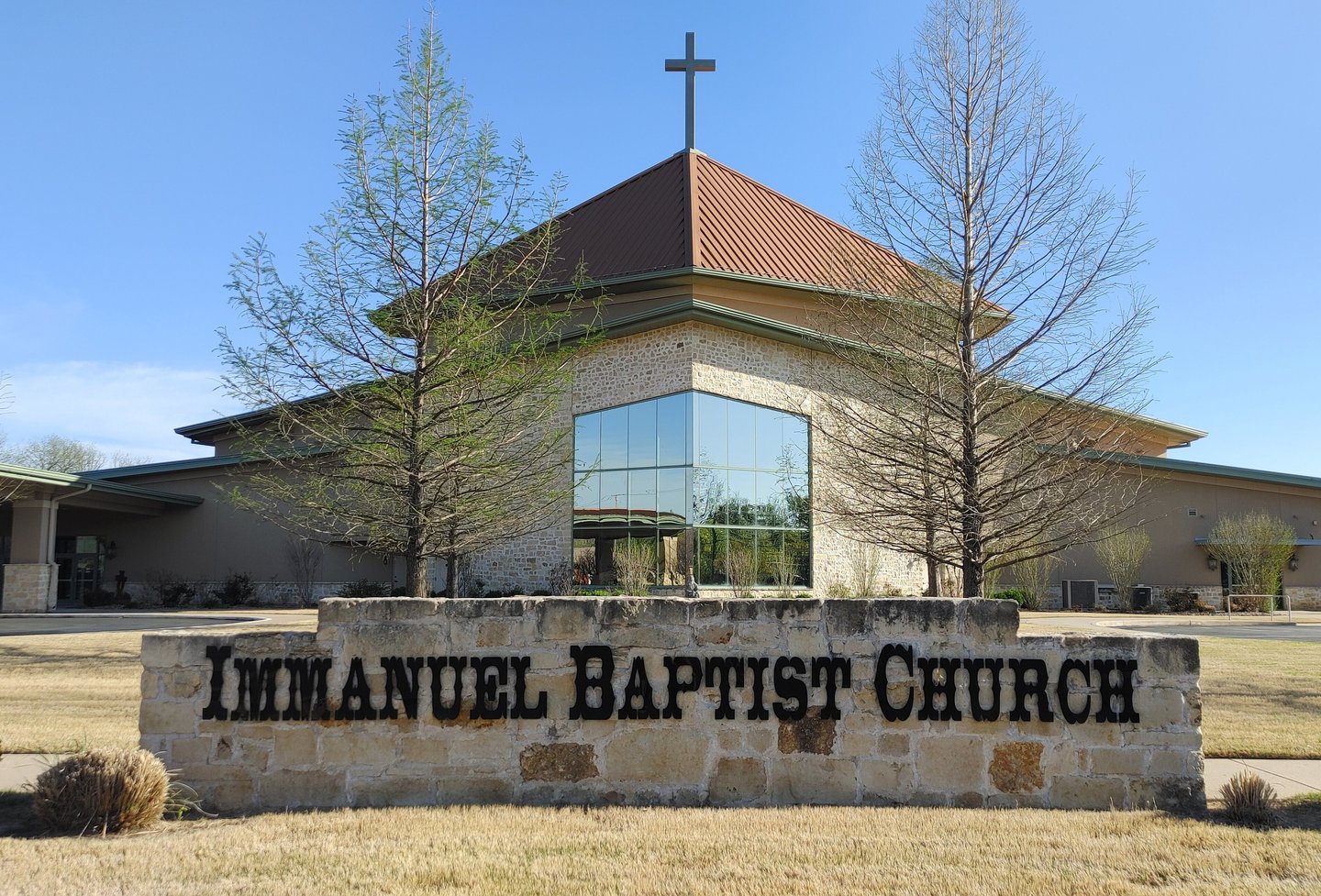Front view of Immanuel Baptist Church in Skiatook