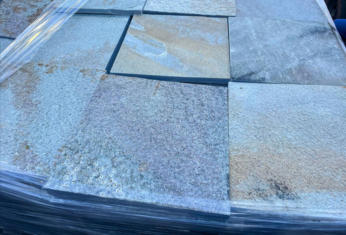 pedra carranca verde serrada no palete direto da pedreira jazida própria melhor preço. linda rustica