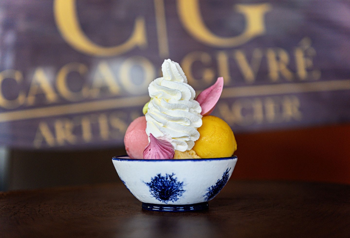une coupe glacée avec de la crème chantilly