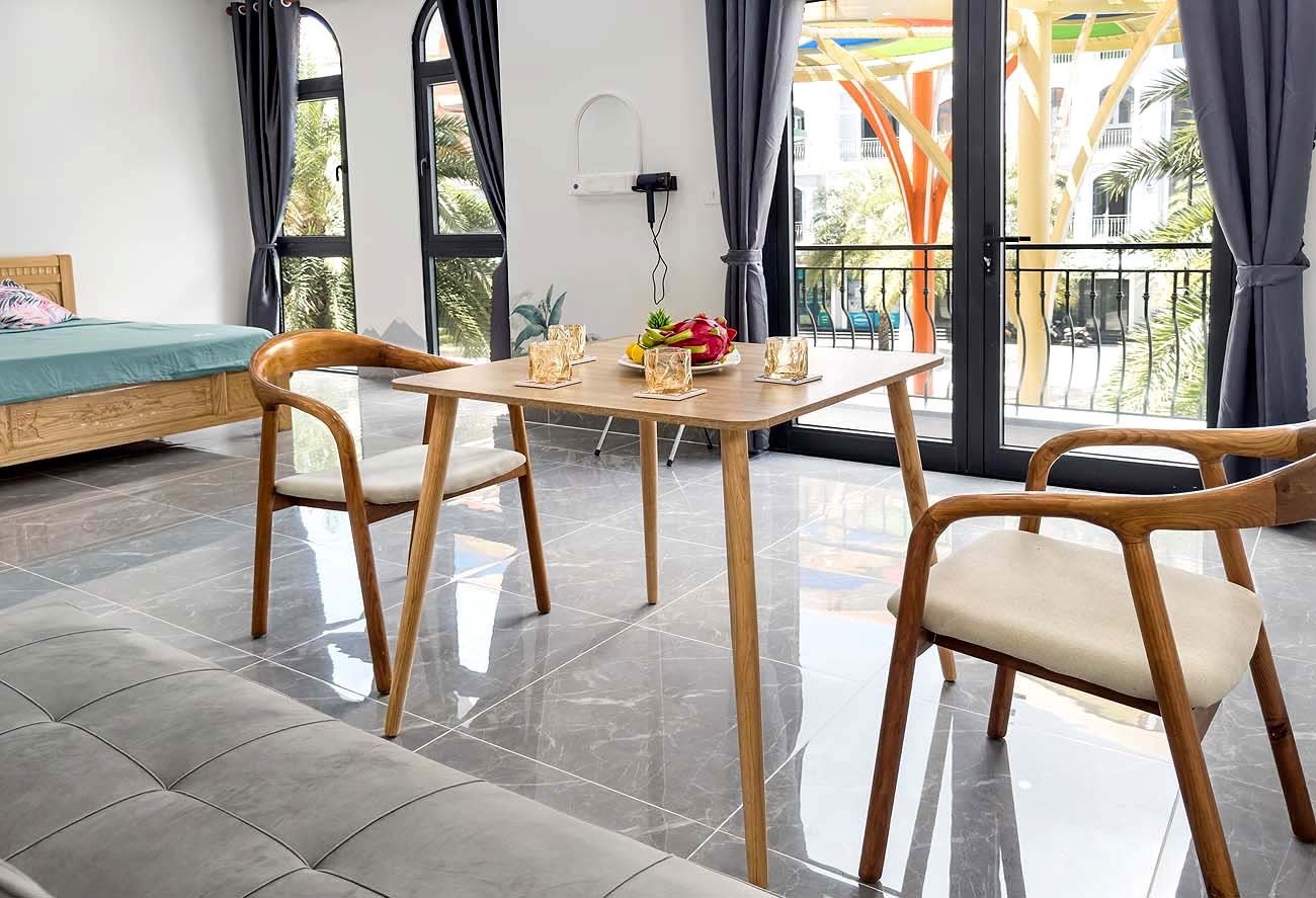 Столовая зона с фруктами в светлом номере Гранд Ворлд