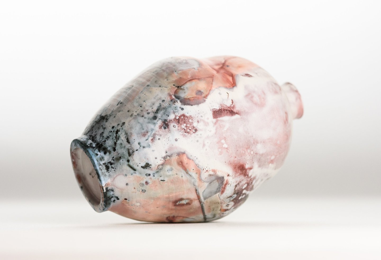 Vaso in ceramica, martina sementia, con fiori rosa e azzurro e saggar