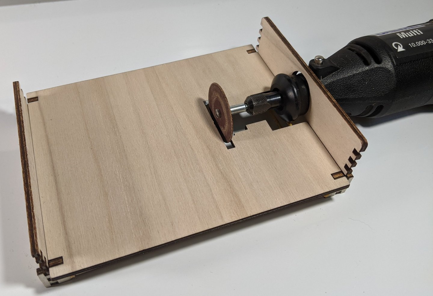 Le Dremel vient se fixer à ce petit établi en bois.