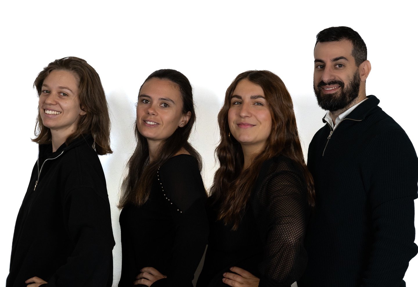 4 personnes en noir qui sont l'équipe de MaxThomasBois