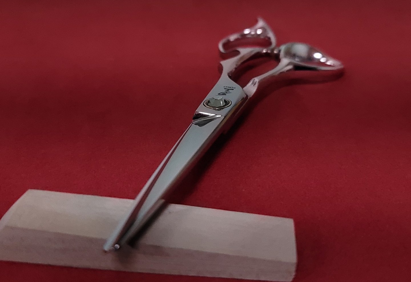 Tijeras de peluquería hechas a mano en acero inoxidable — precisión artesanal.