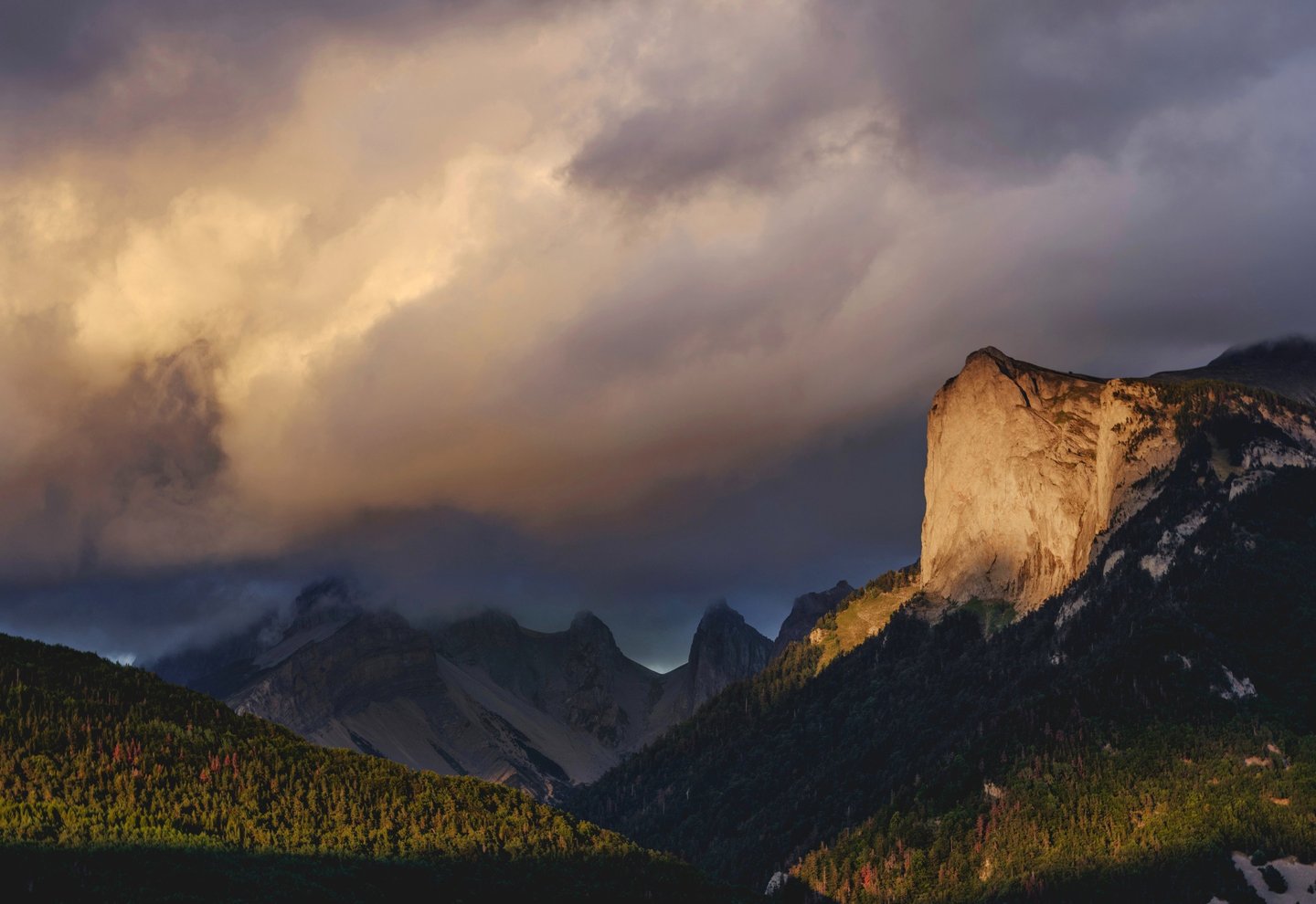 Encour de belles couleurs sur le Grand Chamousset avant le couché du soleil