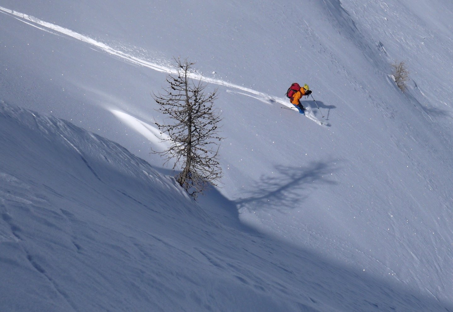 skieur de randonnée à la descente