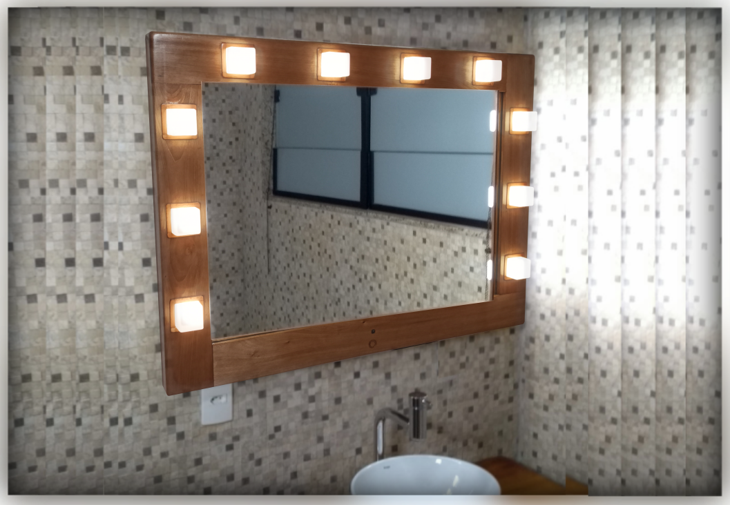 Espelho Camarim de Madeira de Lei  com lâmpadas cúbicas e iluminação com Luz Natural a led