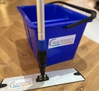Seau bleu et serpillère de M & M Services Pro, outils de nettoyage professionnels à Rouen