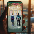 Hand håller i e-boken Skolvalet