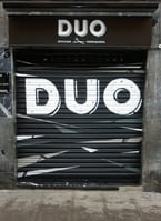 Decoración cierre metálico de peluqueria con graffiiti mural barcelona