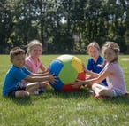 4 enfants qui jouent en plein air