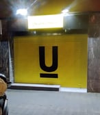 graffiti corporativo en persiana óptica universitaria