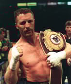 steve collins boxeur avec sa ceinture mondiale