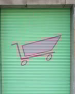graffiti en cierre metálico de supermercado publicidad pintura decorativa