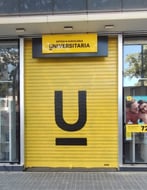 Graffiti en persiana, cierre metálico de Óptica Universitaria, Barcelona