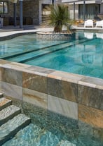 alt="piscine polyester carrelage"