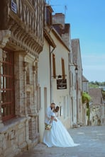 un couple dans une rue ancienne de Chateaudun