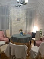 Setup de cameră cu scaune și o masă pentru o întâlnire a clubului de carte din Cluj-Napoca la Lotus Mind Studio.