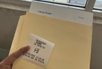 Personal de LCG asegurando carga ligera en unidad pick-up para entrega profesional.