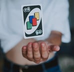 main qui tient une carte de jeu