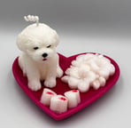 Una vela decorativa con la forma de un perro blanco sentado y con detalles realistas en su pelaje.
