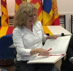 mari carme roca escritora firmando libro