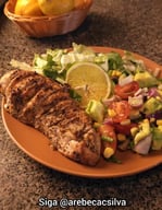 Refeição saudável com frango grelhado, arroz integral e salada colorida