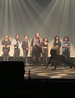 Jailana dirigindo e atuando como regente de coral no espetáculo 8 ou 80 Fortaleza