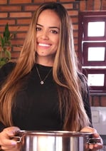 Rebeca Silva cozinhando receitas saudáveis com leveza e propósito