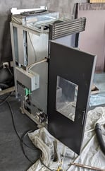 poêle à granulés en cours de nettoyage