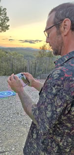Télépilote de drone en tournage pendant le coucher du soleil