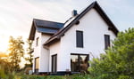 Ein Haus mit einem Dach aus Solarmodulen und einem Solarmodul.