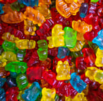 Close-Up von einem Haufen bunter Gummibärchen.