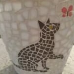 Pot de fleurs en mosaïque de verre et grés cérame, dessin chat et papillon