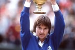 jimmy connors soulevant une coupe