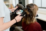 une femme se sèche les cheveux dans un salon