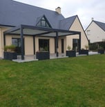 Maison contemporaine avec pelouse entretenue et terrasse aménagée