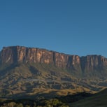 Tepuy Kukenan visto desde el campamento Río Tek
