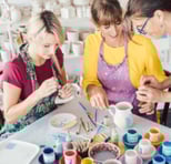 Trois femmes en train de faire un atelier de peinture 