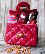 Mini sac beauté en PVC rouge garni de produits de maquillages