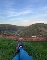 Coureur allongé dans l'herbe avec une vue château de Lutzelbourg