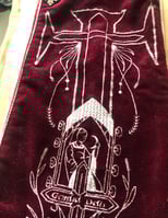 broderie complexe d'une femme tenant une lune